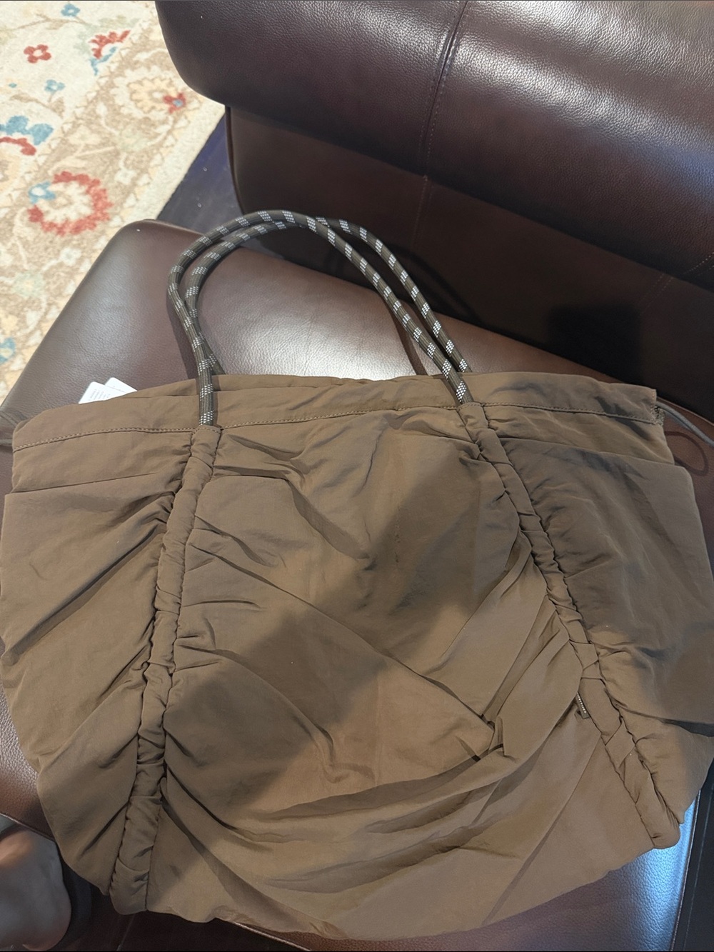 Lululemon ruched tote bag 24L in walnut brown gold color - Picture 6 of 8